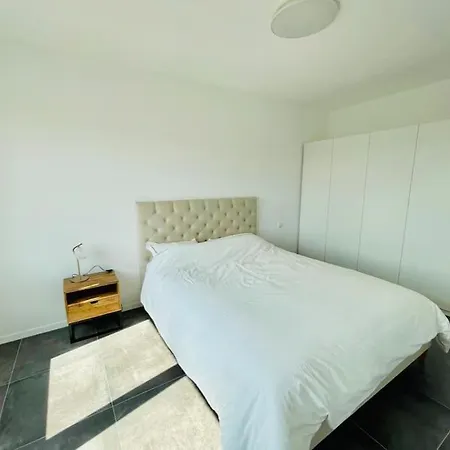 One Bedroom In Center With Terrace And Parking Apartment *